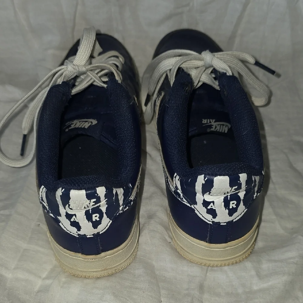 (J36) Nike Navy and Cream Casual Sneakers